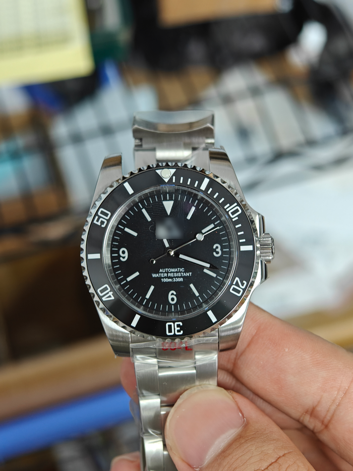 003 Black 369 diver