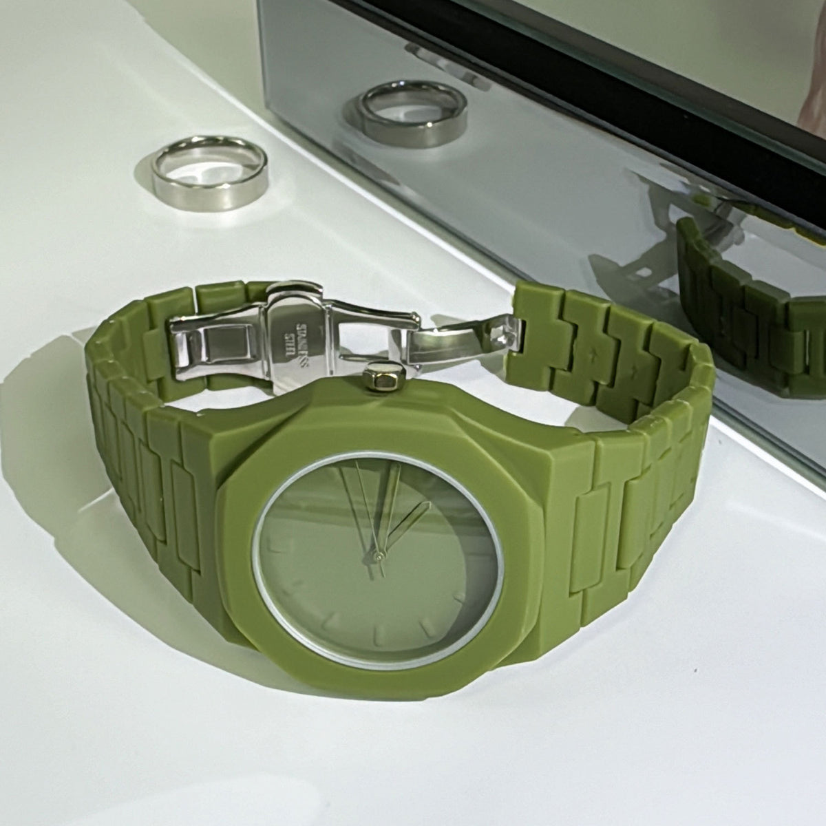 X-GEQCK 8102 Plastic Quartz Wrist Watch